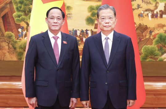 赵乐际会见越南国会副主席陈光方