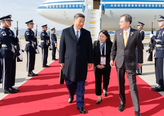习近平抵达韩国出席亚太经合组织第三十二次领导人非正式会议并对韩国进行国事访问1